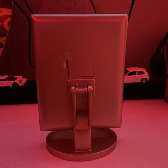 Batterie or plug in makeup mirror! - Picture 3 of 7